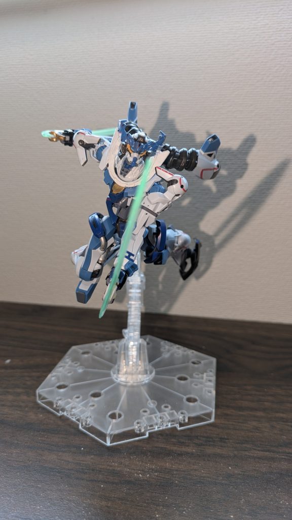 ビームサーベル両手持ち。