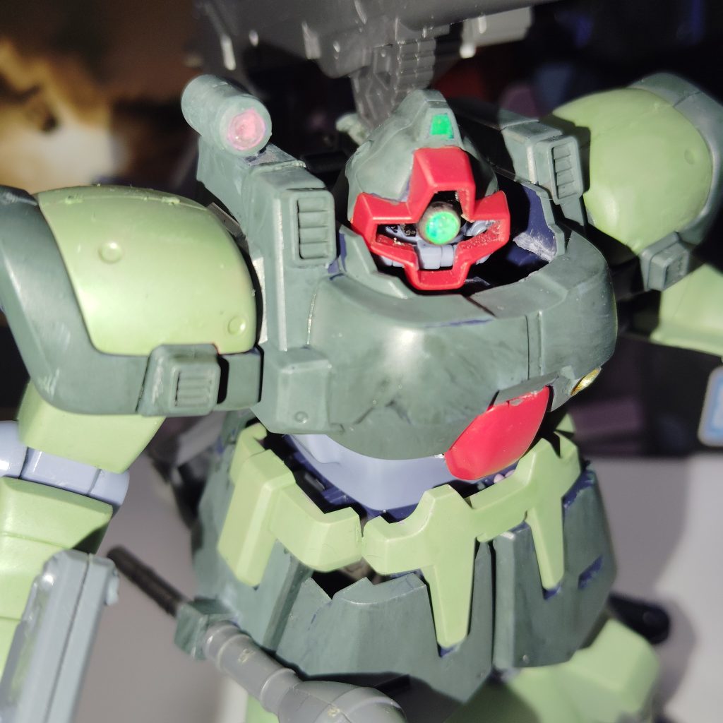 キャノン用の標準機がバックパックから伸びています。