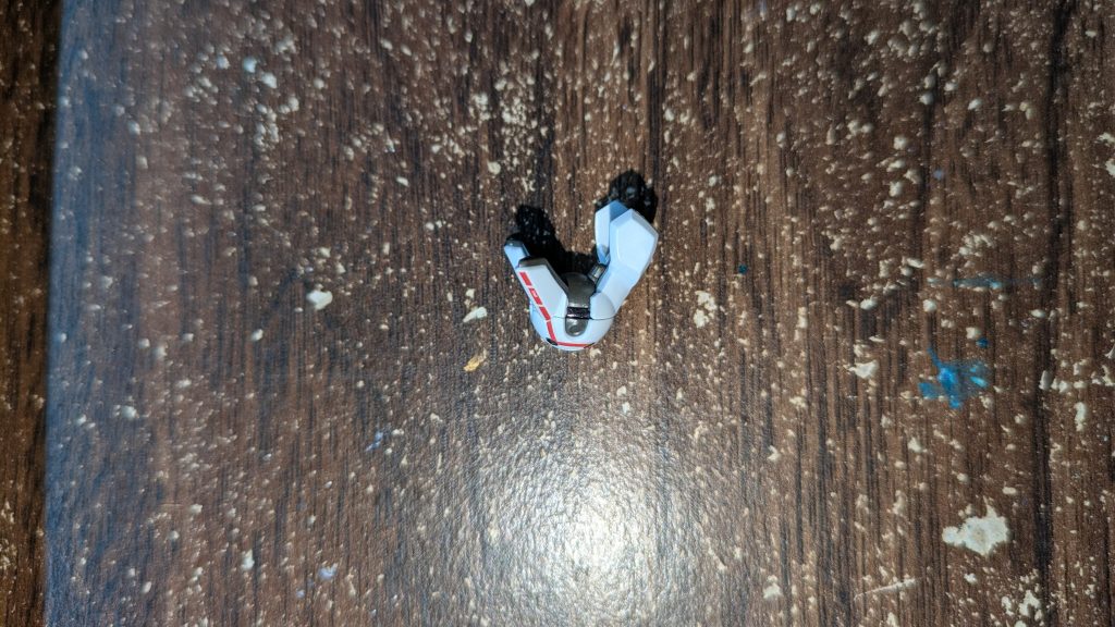 一部詳しく紹介。内側のグレーの半球とブースターの間の白いライン(?)はガンメタで塗装して境界線をなくしました。。また、外側の4つのブースターもガンメタで塗装。マーキングシールは大きな余白部分を切って目立たないようにしました。 