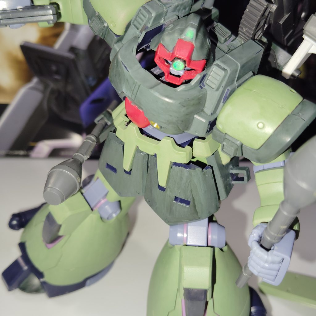 胴を横に動かせます。その代償に中身がスカスカです。