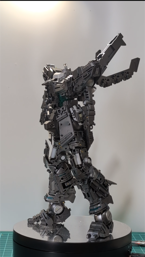 内部フレームはサフガンメタでシルバーの塗り分けしてます。あと最後に部分塗装で金と蛍光グリーンを適当に入れてます。