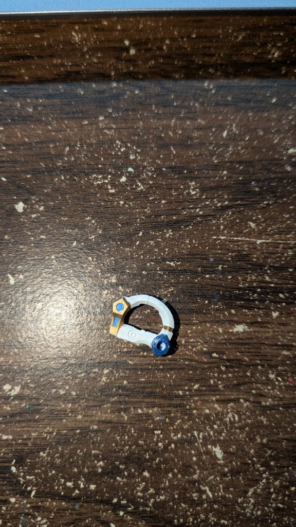 サーベル持ち手は何気に全塗装。調色が苦手だったので機体色の白はガンダムマーカーホワイトで統一してしまおうとしましたがシールドで盛大に失敗したので途中でやめたんです。