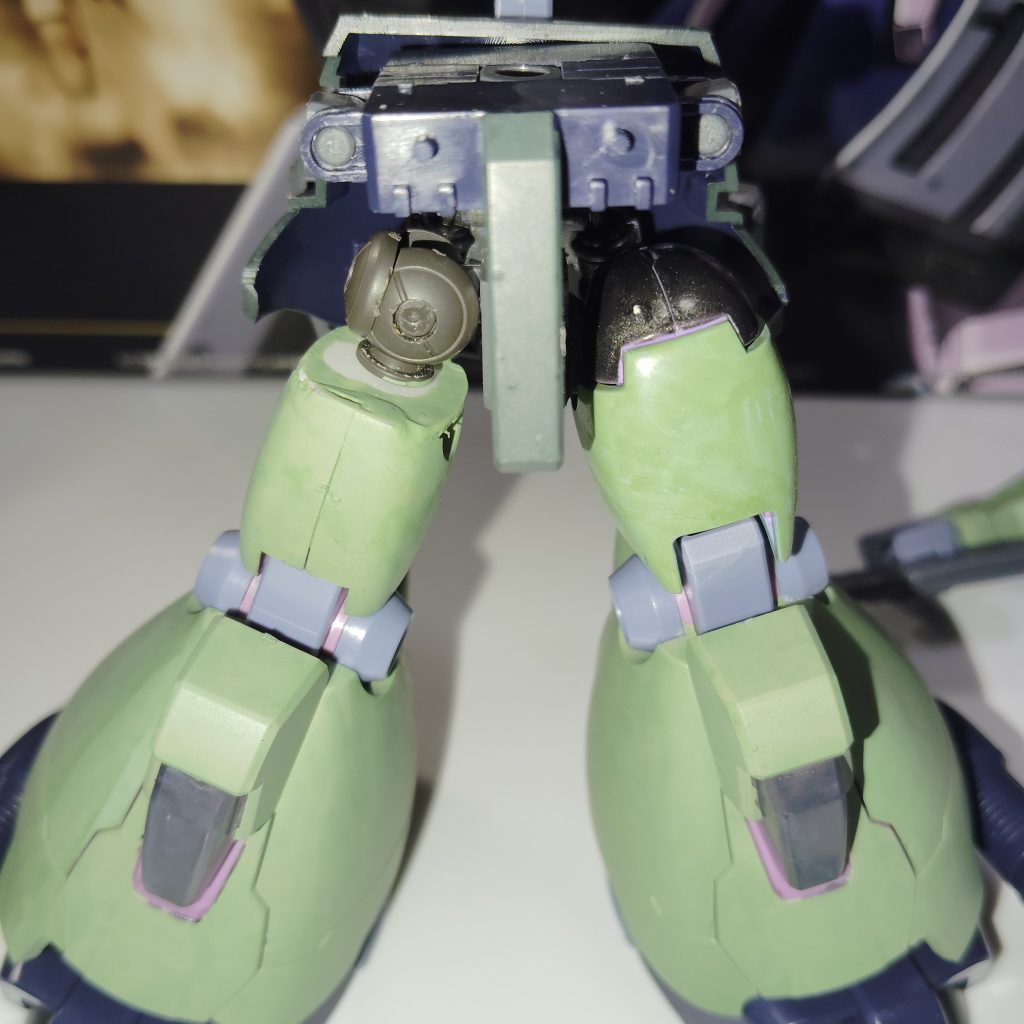 作ってる時に左脚紛失しまして、仕方なくドムの脚で代用してますけど、そのせいで脚の位置がずれてます。