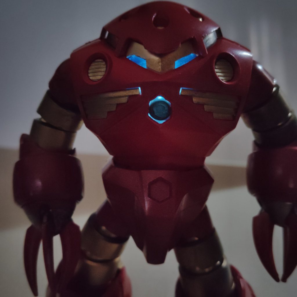 目が、少しだけ光ります、適当にメカニカルバストのライトを入れてあるだけなので他の所も光ります。