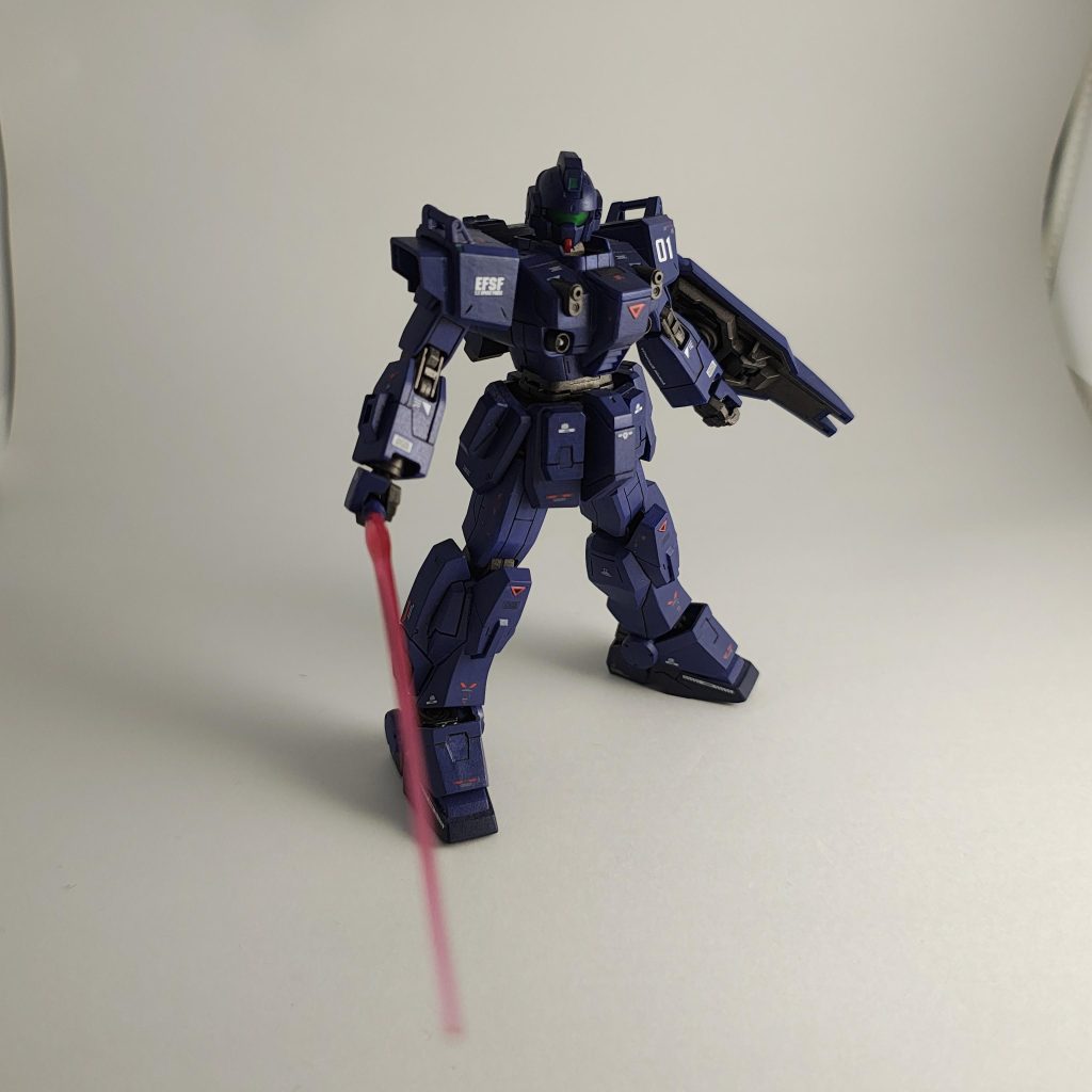 とりあえずビームサーベルを持たせてみましたが、圧倒的にポージングのセンスがないですね、、、。動かしていて感じたのですが、ブルーディスティニーってどんなポージングをつけるのが正解なのでしょうか?