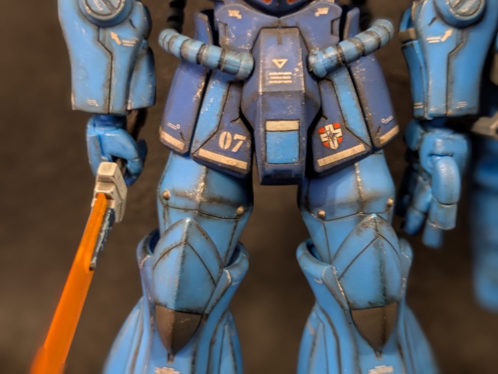 シールド、ショルダーアーマー、モモ部分、腰まわりに筋彫りしてみました。左右均等に筋彫り出来ず苦戦しました。