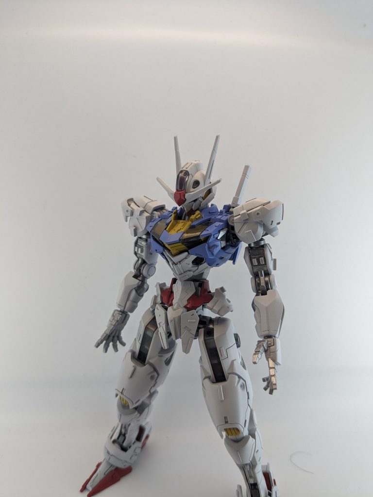 足の軸の反転と腰部分を延長し、プロポーションを変更しています。