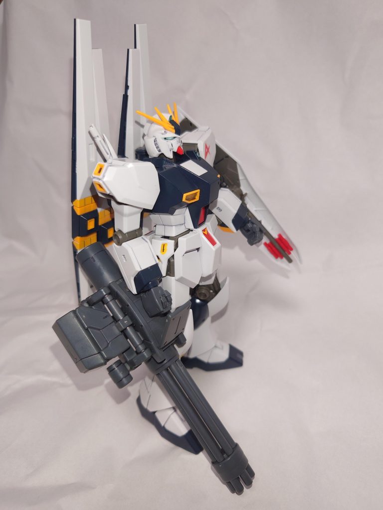 パチ組、部分塗装のHGUC νガンダムをダブル·フィンファンネル仕様にしてジャンクパーツでサーベルラックを増設しました