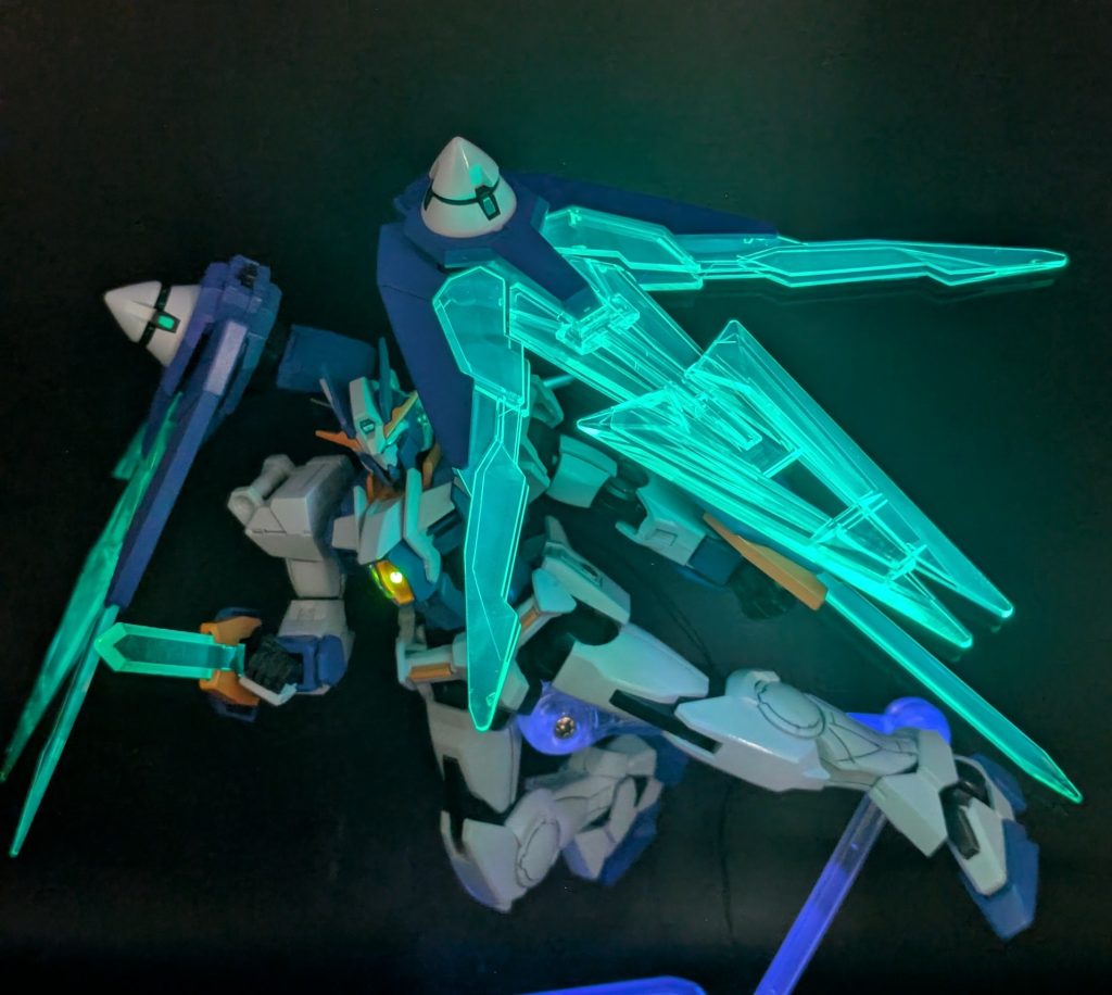 集光樹脂パーツにブラックライト当てるだけで、カッコいいんですよね。