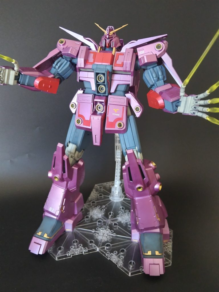 一斉掃射的な。ロザミア搭乗時はシールドもビットも未使用ですが折角なのでこちらも塗りました。ビットがどう塗られているのかよく分からず適当になってしまいましたがどうせ飾らないのでヨシ。