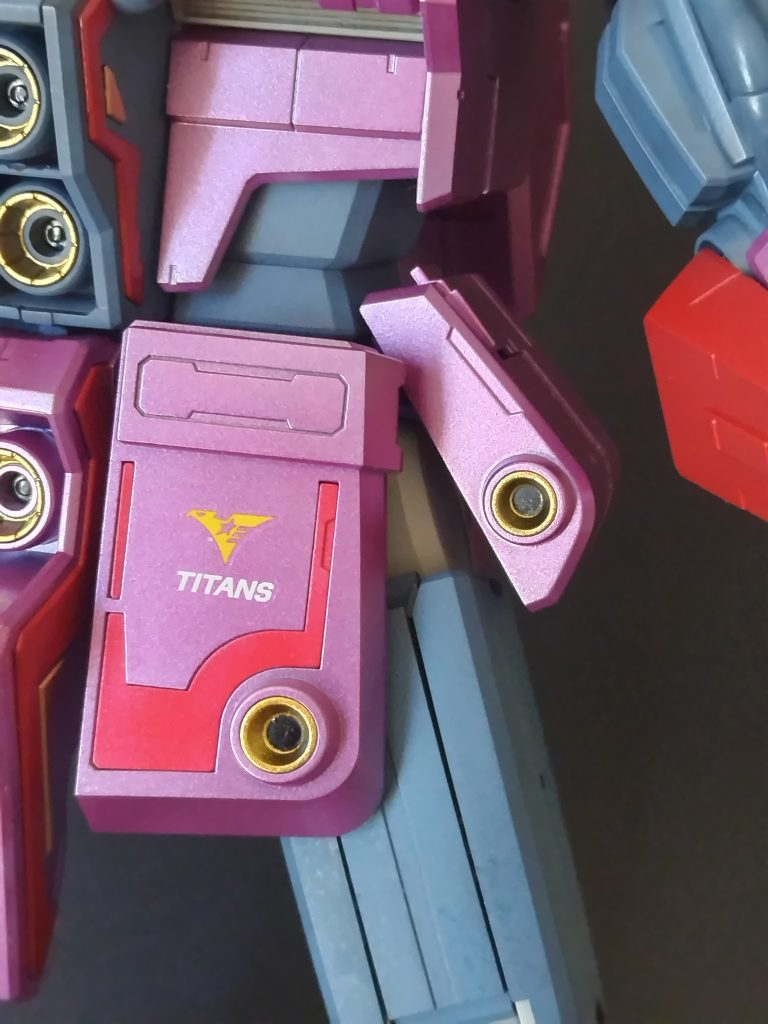 各部のビーム砲の色分けのため黒いシールが付いています。いつも通りマスキングに使いました。