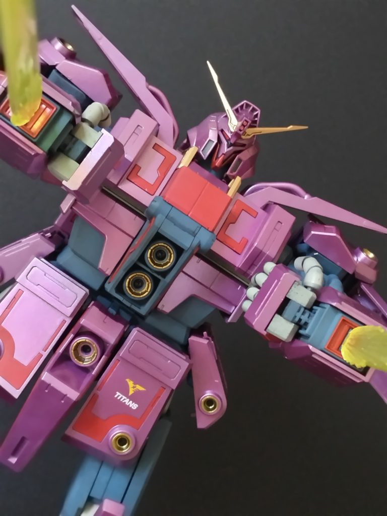 ビームソード発振。手首ブロックは差し替え無しで回転、展開できますが塗膜をやられました。毎回分解した方が良さげです。変形は省略します。