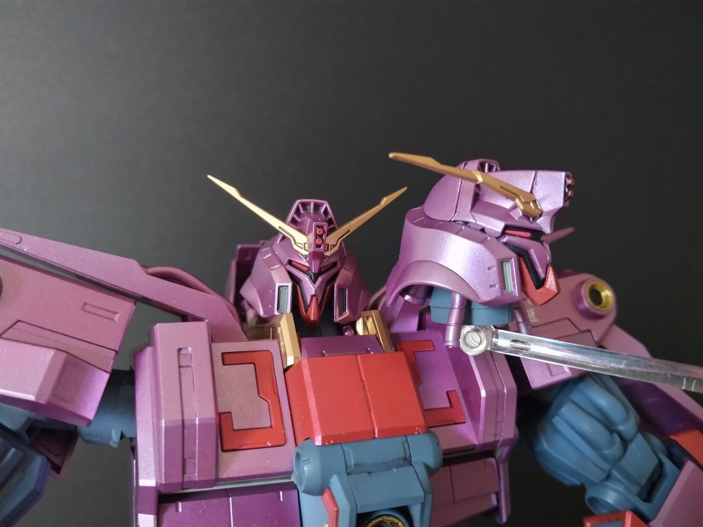 ※以下余談赤い箇所はシルバー下地→GXディープクリアレッドの予定でしたが希釈が上手くいかないため水性のクリアレッドに変更。塗料が中途半端な余り方したため蛍光ピンクを混ぜてツインアイを塗りました。蛍光ピンクのみで良かった気がする。