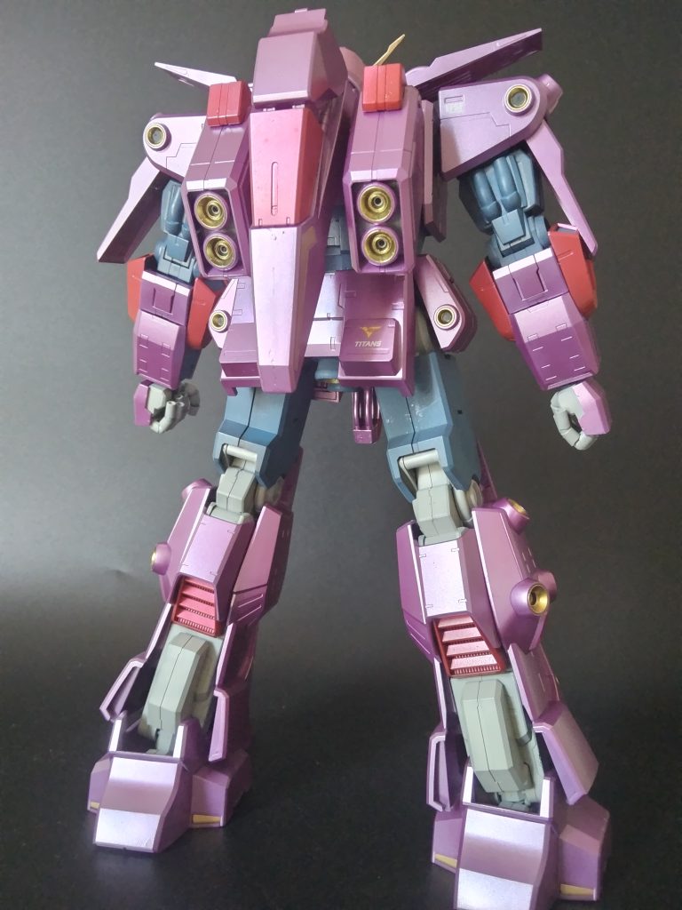 正面&バック。ロックがあるとはいえ変形機構のため足がたまにグネグネ曲がります。倒れて自重で壊れるのが怖いため撮影後は付属のアクションベースで支えています。