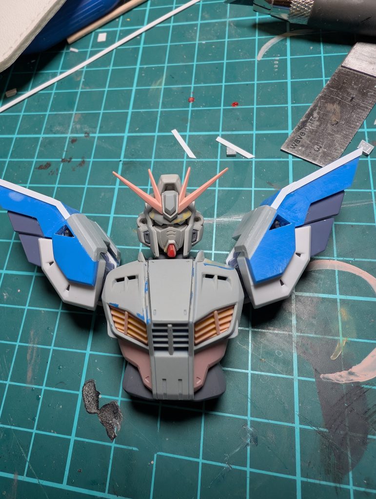 顔を厳つく肩と胴の隙間を狭く