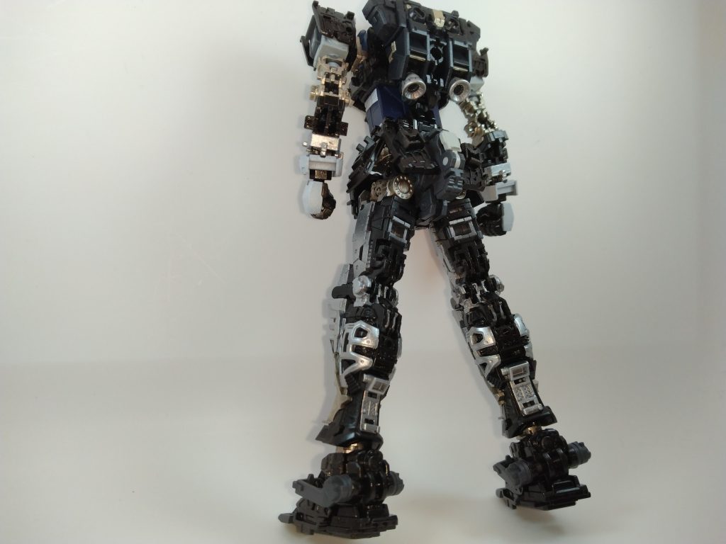 フレームは鋳物＋合金の異種素材が使い分けされてるイメージで、メタルブラック、シャンパンゴールド、シルバーを使用してます。