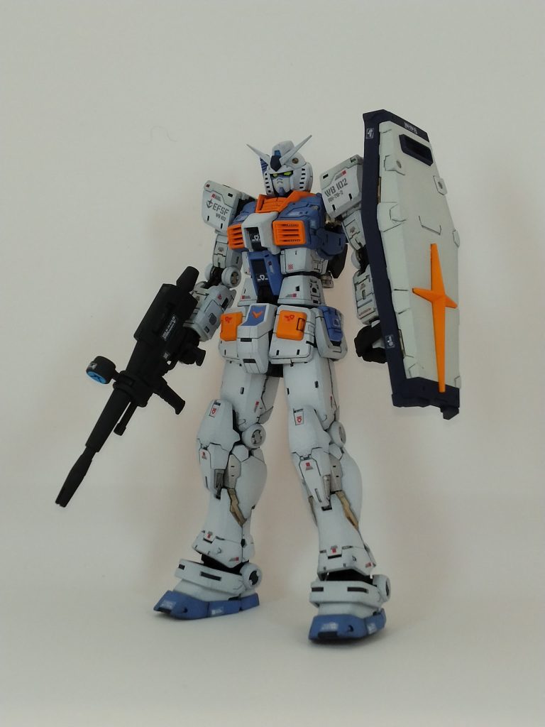 RGは全塗装＋墨入れすると、細かいパーツでテンションかかる部分がひび割れますね…破損怖いのでポージングは無しです。