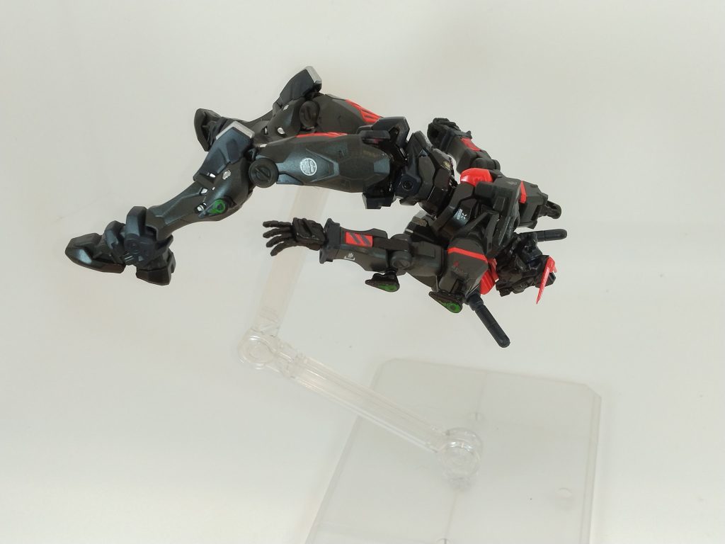 回避シーン！！腰部はそこそこ反ります