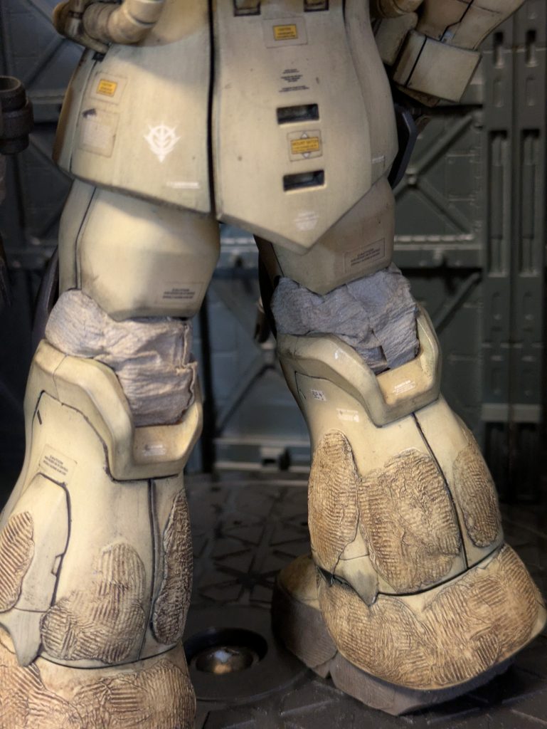 コーヒーフィルターを水で希釈した木工ボンドでコーティングしウェザリングカラーで染めた物筒状にして膝関節を通しました