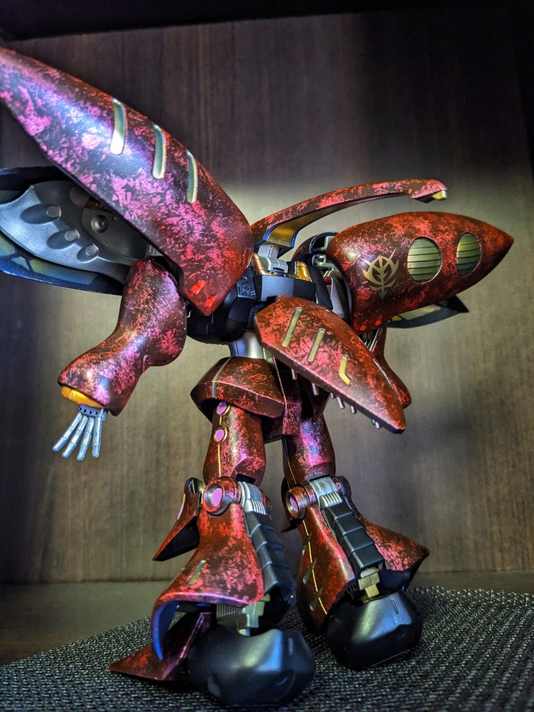 逆アングルから キュベレイの撮影は角度をちゃんと考えないとなんとなくずんぐりむくり感が出てしまいますね。これはうまく撮れたかな?