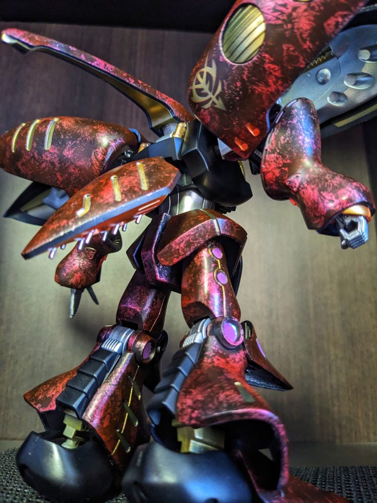 このアングルからのバックショットもイカします。肩のジオンエンブレムもお気に入りです。エンブレム部分は下地にゴールドを塗り、その上からマスキング、そのほかをラップ塗装しています。