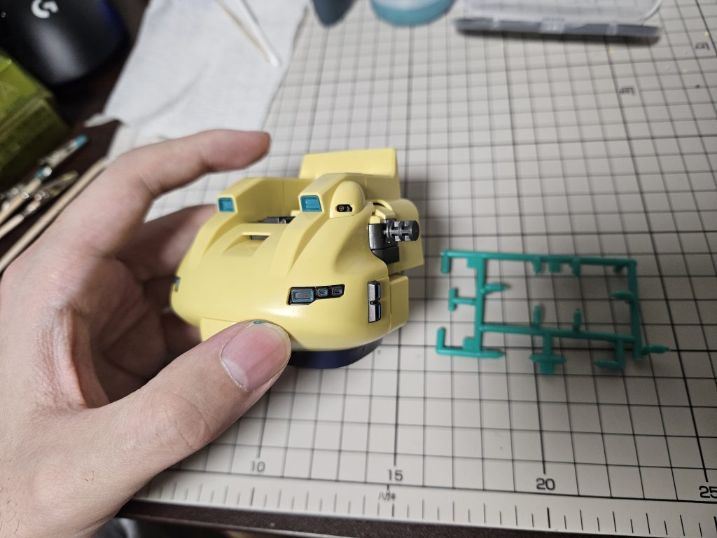 筆塗りなので面積が広すぎる黄色部分は諦めて緑と赤パーツ、モノアイを塗りました。