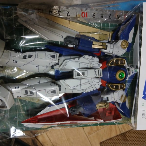 ど～せ、いつも通りにしちゃうんで！改造費の方が高くなる(笑)HGドム武器無し、頭無し、MGザク左脚股関節折れてる、武器無し、MGグフ武器無しツノ無し左腕無し、旧キット1/100ウイングガンダム武器無しツノ無し、なんでみんな武器ね～んだよ（爆）安いからいいか... （2枚目）