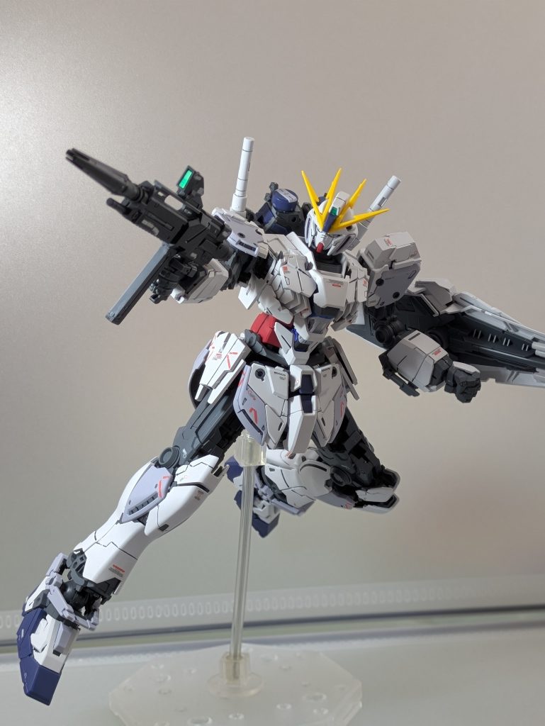 MGということもあって、関節の可動域やアクションポーズが取りやすかったです。しっかりとポーズが決まってかっこいいですね。