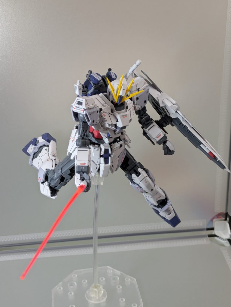 ビームサーベルを持たせてみました。躍動感を出そうと敵を圧倒して切り裂くイメージ。少し前にプレバンでB装備があったから再販来たら欲しくて堪んない。