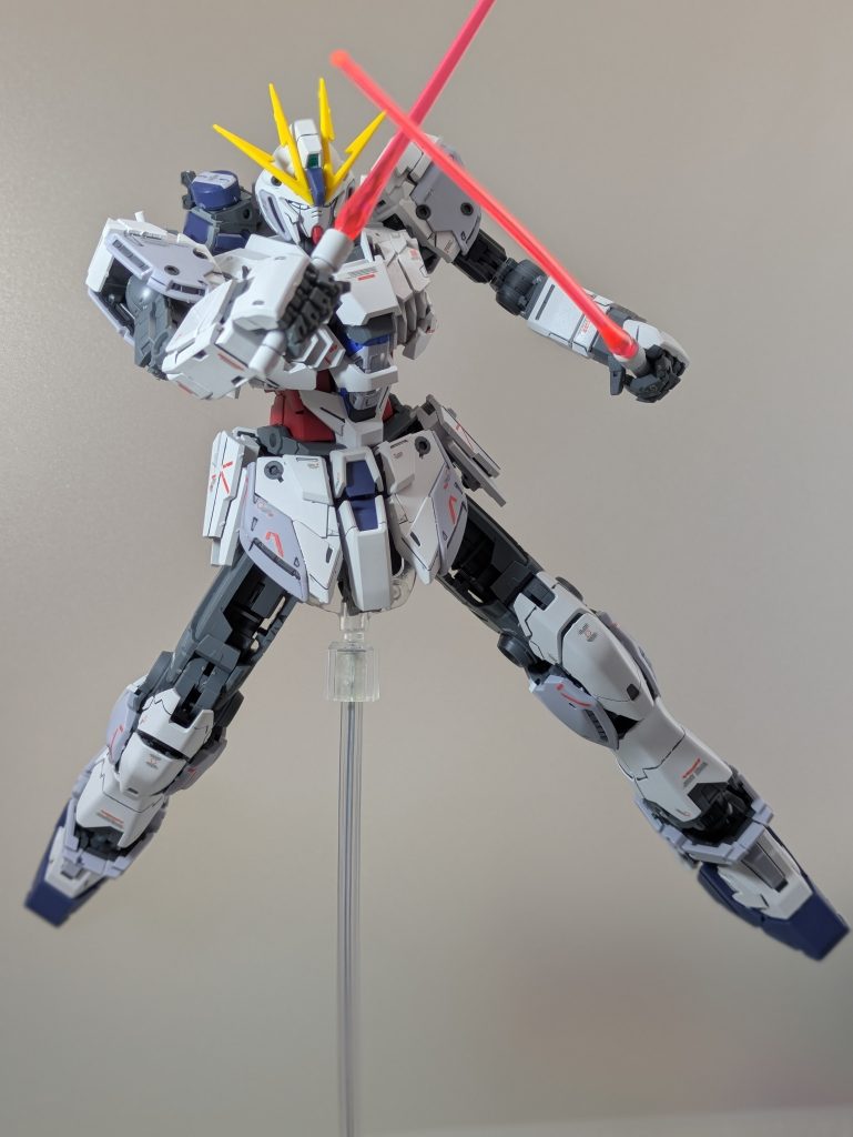 このキッドは、仕事で表彰された商品券をコツコツためて、妻と一緒に買った思い出の機体です。まだ汚したりする前の段階で組み立ててスミ入れ、デカール貼り、つや消しと基本的な事しか出来なかった頃のもので、思い出が詰まっています。押し入れから引っ張り出したので、しばらく飾ろうと思います。また作ったら載せますね。