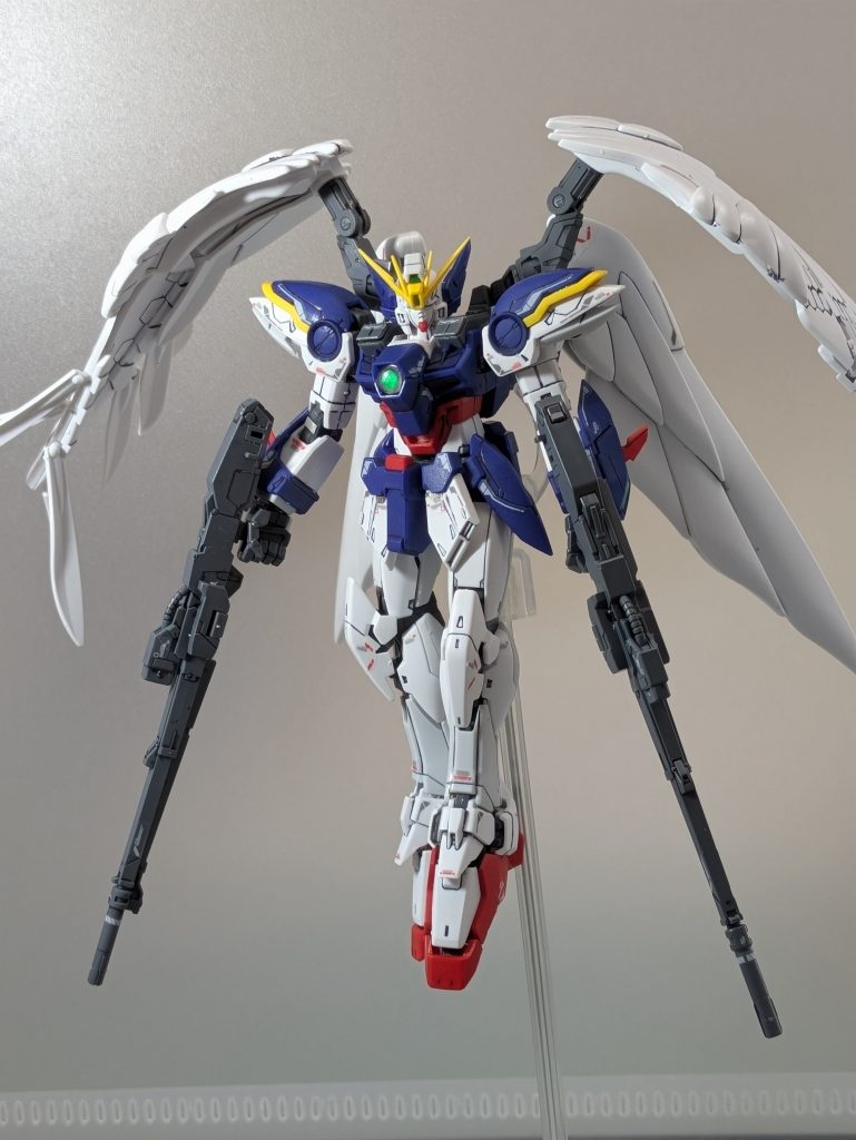 ツインバスターライフルを持つこのポージング。天から舞い降りた救世主っぽい感じが堪らなくカッコいい。羽生えたガンダムは見栄え最高です。