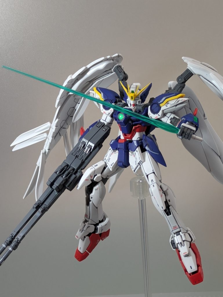 ツインバスターライフルの印象が強いこの機体ですが、ビームサーベルを持たせてみると、格闘戦もバリバリ強そう。二刀流で持たせてみるのもかっこよさ倍増しますね。宇宙空間で羽をバタバタさせて飛んでいく姿に違和感を覚えますが…。