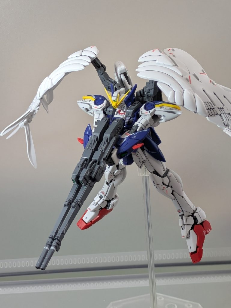 ウィングゼロといったらこのポージングがみんな好きかと。2つのライフルをドッキングさせてとんでもない火力が放たれる瞬間。この機体だからこそ表現出来る強さを目の前で実感出来ます。