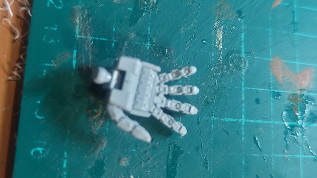 ベースは、ビルドパーツの1/100MSハンド。設定でスレッタの身長が170cm、スレッタのプラモが約15cmなので1/11.3になり、1/100MSハンドの寸法を8.85倍(100÷11.3)すると、スレッタのプラモと同サイズになります。