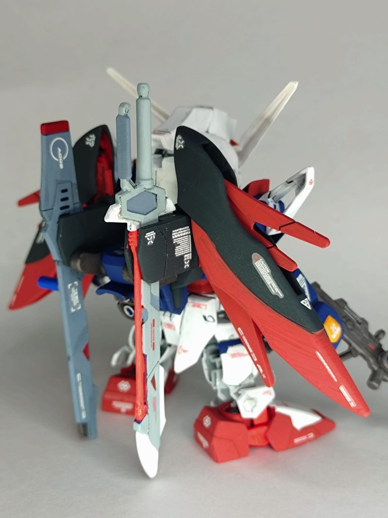 白…オフホワイト青…ティターンズブルー赤…あずき色黒…ジャーマングレーその他グレー2色と焼鉄色で塗り分け。スミ入れはブラック、センサーパーツはシールの上にラピテープを貼ってます。フレームパーツ部はメタリックレッドの上から蛍光ピンクを重ね塗りしてます。