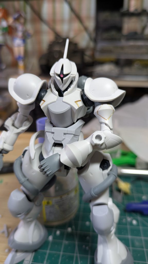 モールドにガンダムマーカー金は塗ってみた。モノアイもガンダムマーカー。合わせ目も消したけど、足首逆に挟み込んで接着。よく見ると左右違うのね。。