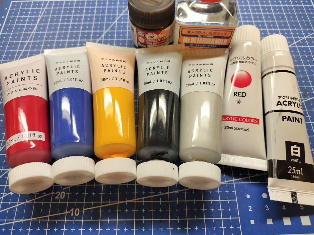 通常カラーの方は、100均のアクリル絵の具を使い混色。筆とスポンジで塗装しました。スポンジは同じく100均のメイク用を使いました。簡単に塗る事を目標に身近なもので仕上げようと思ったのですが、乾きも早いですし希釈や粘度の具合が難しく感じたのでミスターカラーのリターダーを加えてみました。案外うまくいきました。ただ、色によってはダマになってしまうものもあるので、基本はそれぞれにあった物を使うべきだと思います。スミ入れも、アッセンブルカラーのシェイドブラウンを使ったので、ちょっと目標的には逸脱行為でした…。水彩絵の具やミリペンでもよかったかも。シャア専用は、アッセンブルカラーの、シャア専用レッド・ピンク、シルバー、シェイドブラウンを使用。腕先等のグレー部分はガンダムカラーの水星の魔女ルブリスグレーで塗り分け。こちらは合わせ目消し、ゲート処理をしました。