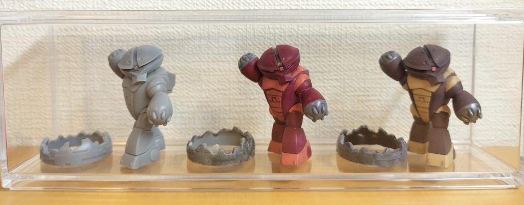 足裏には練りゴムをつけて安定させています。アッガイって、かなりかわいいですよね。個人的にはハロ並みのマスコット感がある気がします。