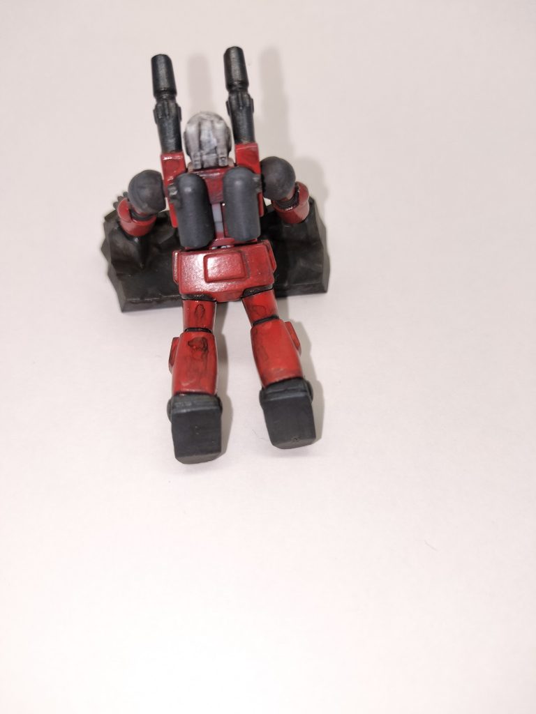 バックパックと足裏の肉抜きは、ベビーパウダーと瞬着で簡易パテをつくって埋めました。かなり扱いやすいです。