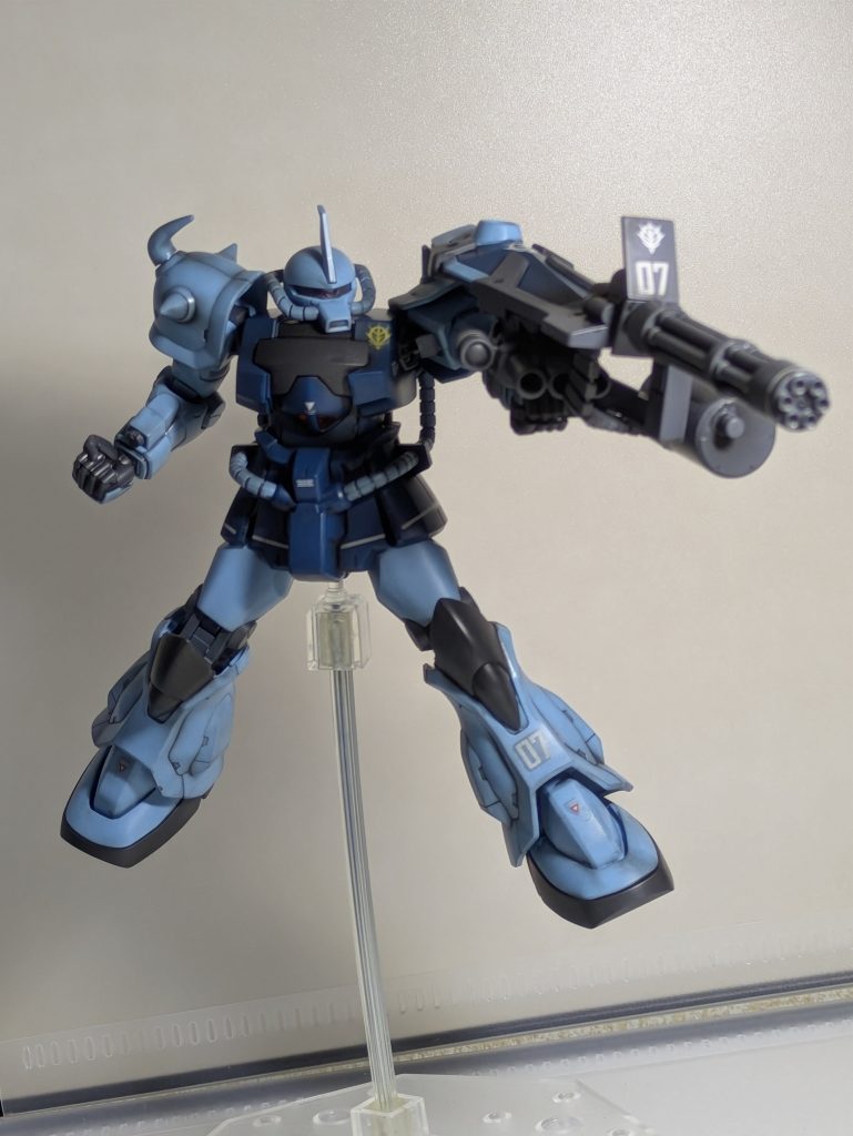 別角度から。ガトリングシールドが意外と長さがあります。ポーズを構える時に、長さと重さでセッティングが難しかったです。バズーカやライフルを持たせようと思いましたが、グフ・カスタムは余計な装備を付けたらノリスに申し訳無いと思ってしまいました。