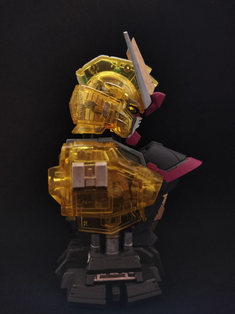 内部メカ部分はガンダムマーカーのホワイトゴールドで塗装。ゴールドも綺麗ですし、けっこうメカニカルな雰囲気になった思うのです。どうでしょう?