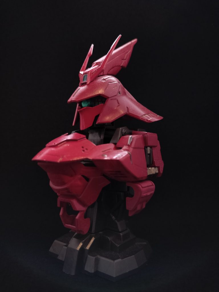 余った外装を明るめのカラーで塗りました。キットのカラーに近い色味ですね。顔のマスク部分等のデスティニーレッドがいい感じです。鮮やかでヒロイックな赤って感じがします。シャアのイメージとは少し違いますが…。あとは、ほんの僅かですがプラ板でディテールを追加しています。