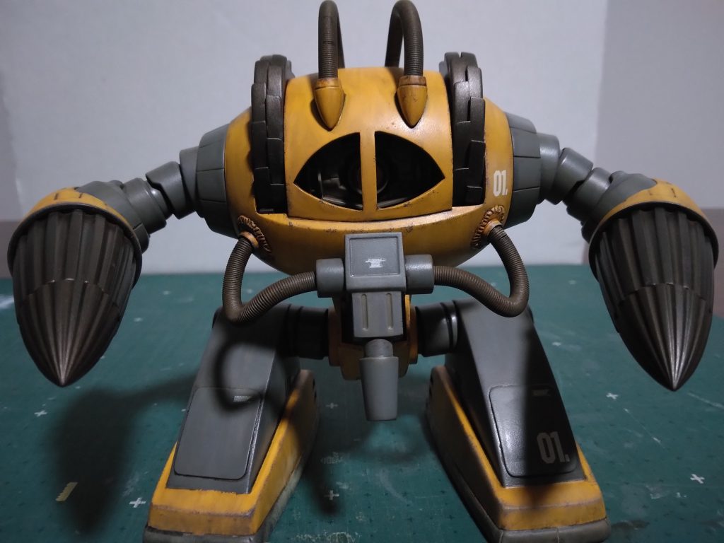 正面からカラーレシピ本体イエロー：タミヤ キャメルイエロー腕部等グレー：クレオス水性ホビーカラー 軍艦色(1)脚部ブラック：クレオス水性ホビーカラー タイヤブラック 内部メカ：クレオス水性ホビーカラー RLM02グレー  カッター、ドリル部分：クレオス水性ホビーカラー ブラックとシルバーを適当に混色バックパックのタンク部分：クレオスホワイトサーフェイサー1000 