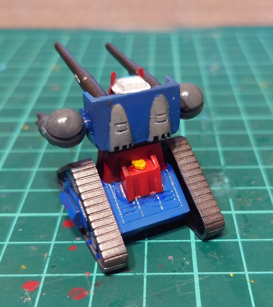 腕の内側に肉抜き穴があったので、そこだけパテで埋めてます