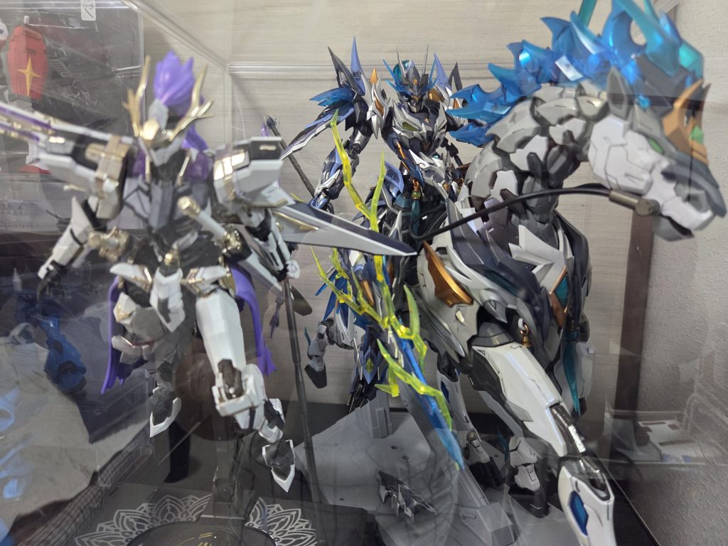 さらには合金仕様の馬までついた武将まで!大半がアンダーゲートでほとんどのピンの合いがよく、パーツは尖るとこは尖っててヒケ少な目馬付きが13000円位、赤が10000円位、白紫の将が5500円くらいととにかく日本のクオリティをはるかにしのぐ商品群。商売目的ではないので、商品名等は伏せます。こんなんが大挙してきたら日本のクオリティでは太刀打ち出来ない版権が期限切れになったら日本アニメの中華玩具が世界に溢れる事になるが、制作メーカーは勝てるのだろうか。一応バンナムの株ホルダーなのでバンナムには期待はしてるんだけどなぁ