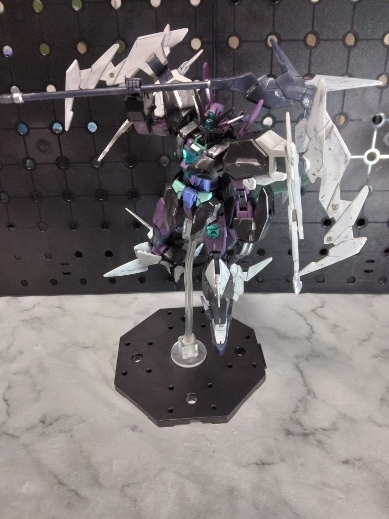 武装が鎌と槍、色も黒なのでガンダムデスサイズっぽいポージングで。