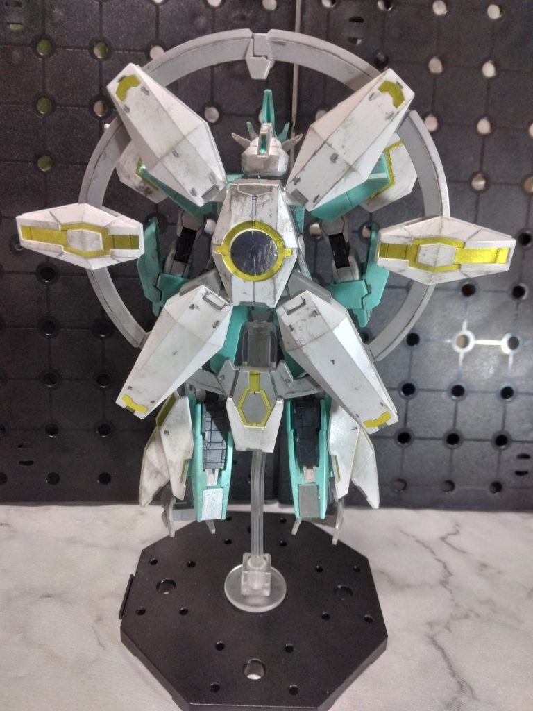 パネルや⚪モールド部分にゴールドやシルバーで部分塗装。戦闘用じゃないのに少しやり過ぎたウェザリング😓