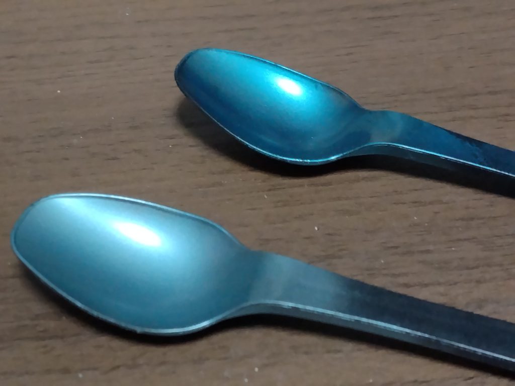 奥 青竹色単色 手前 青竹+シルバーwikiとか見てもメタリックブルーとしか書いてないので一番近そうな青竹をチョイス。最終的にメタリック感を出すためシルバー足したら理想になりました