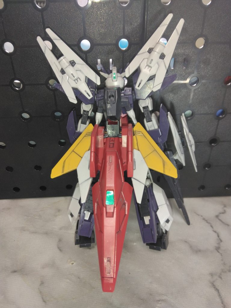 主にエッジ部分や武装に金属擦れ感を控えめに出してみました。昔は近距離系や剣を持っていたら何でもかっこいい!となっていたんですが、年を重ねるにつれて射撃武装の多い機体が好みになっていきました😅