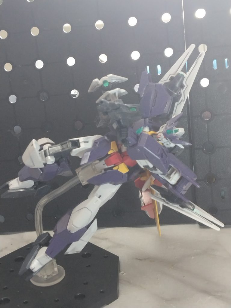 サーベルを使うイメージがあまりないので射撃ポーズのみで。飛び出し撃ちポーズ。